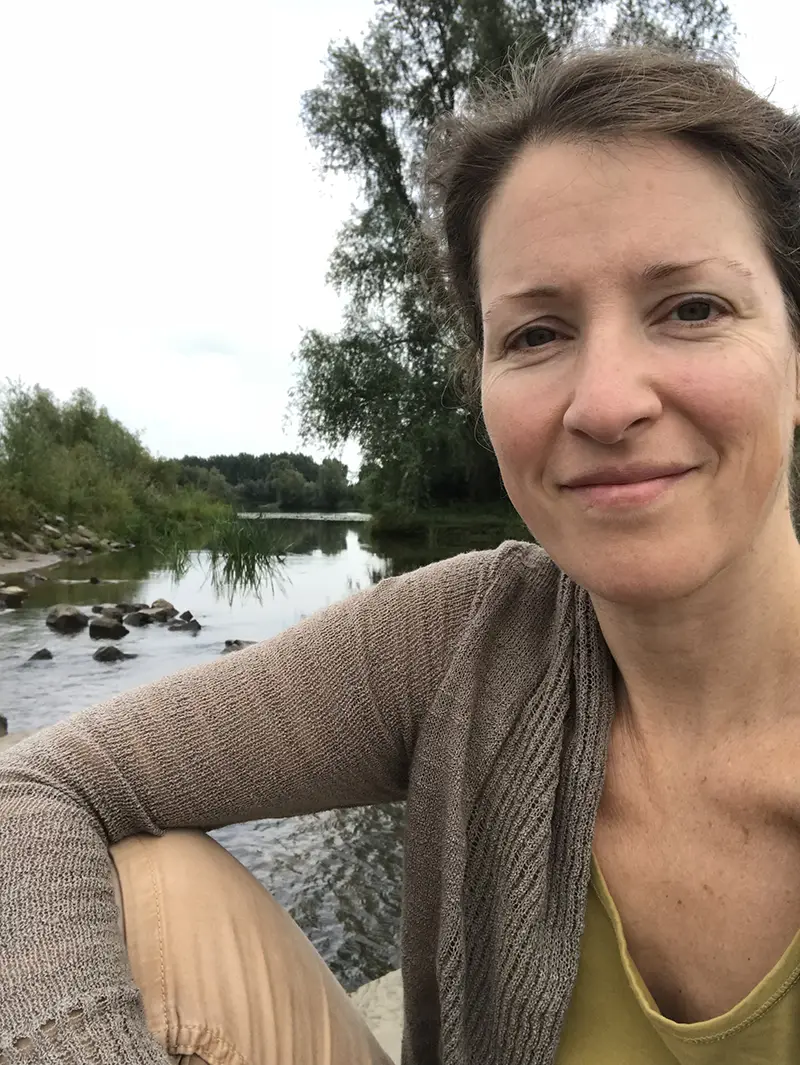 Katja Bisom zit aan het water.